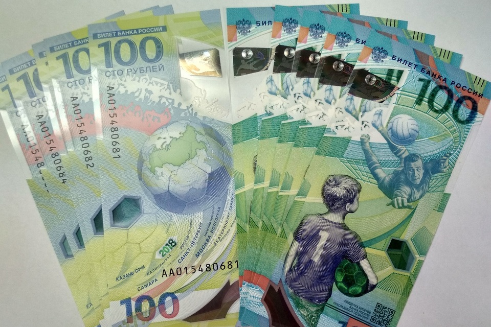 Банкнота к чемпионату мира по футболу FIFA номиналом 100 рублей