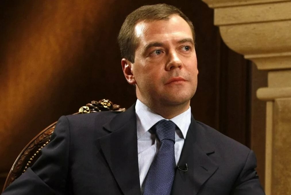 Медведев предложил ввести в РФ минимальный гарантированный доход
