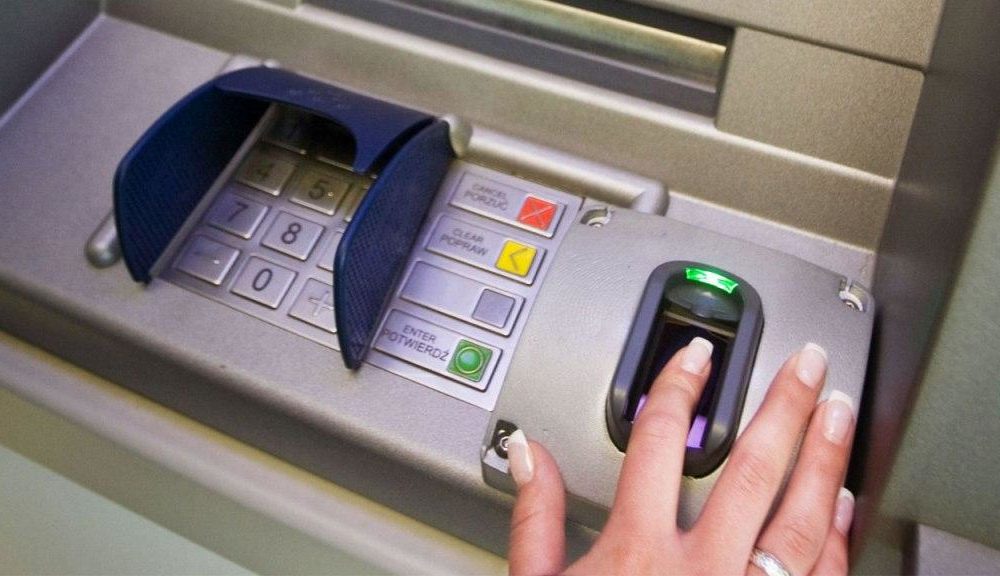 Банки в России начали внедрять биометрические банкоматы
