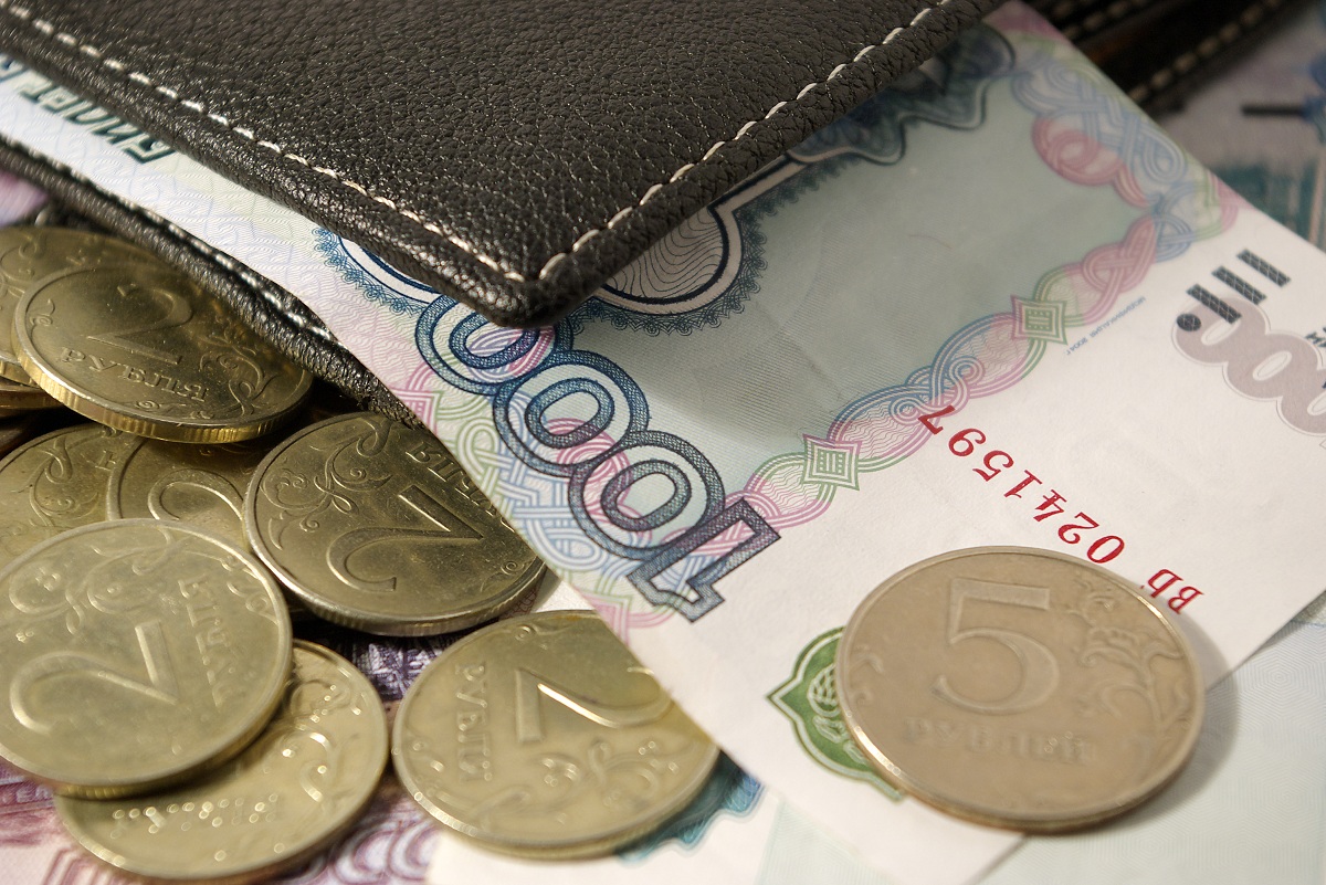 Названы причины, по которым россияне держат сбережения в рублях