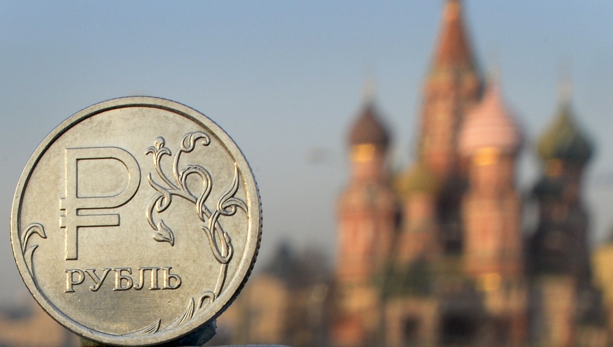 Экономист рассказал, когда может наступить переломный момент для рубля