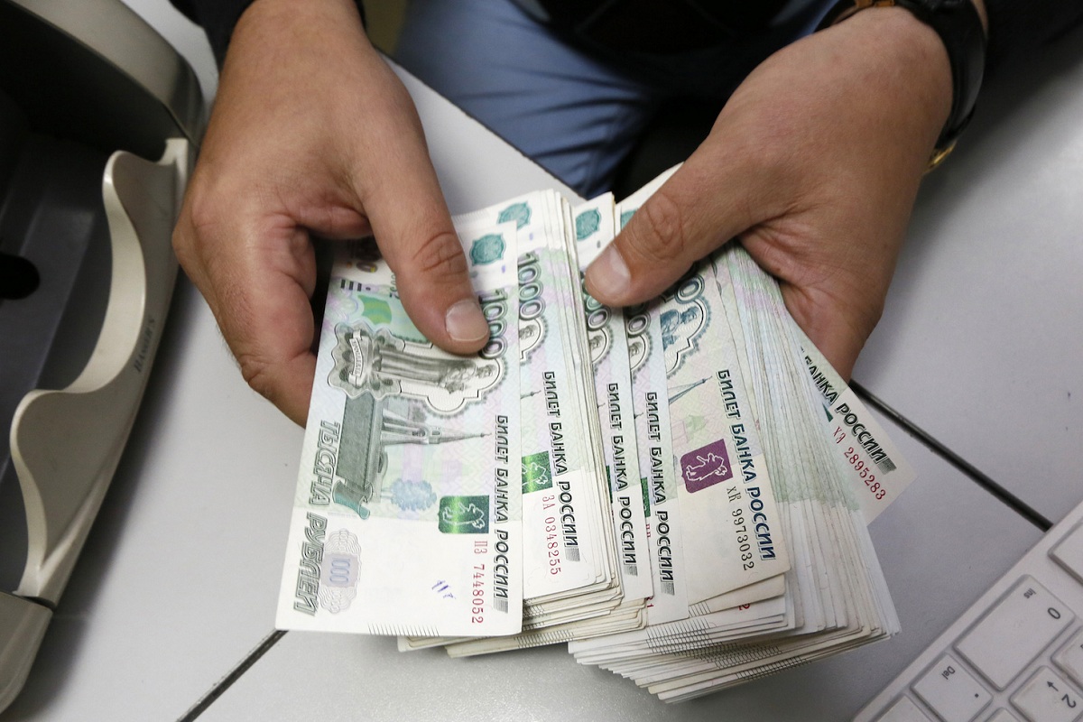 Россияне сдают наличные деньги в банки
