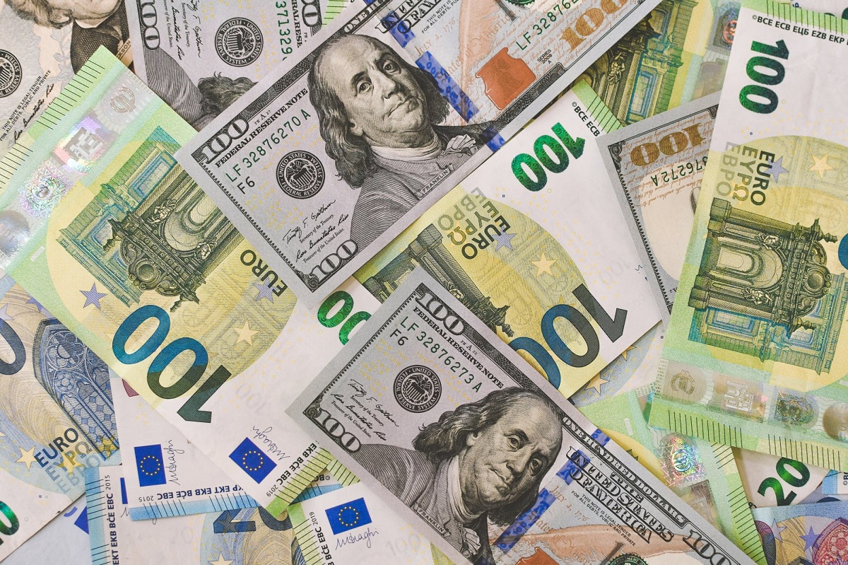 В РФ могут ввести лимит на покупку валюты из-за сделок с уходящими с рынка компаниями