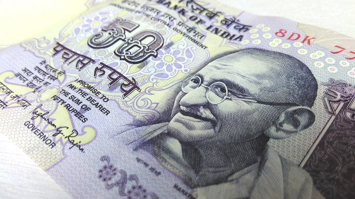В России начал действовать срочный вклад в индийских рупиях