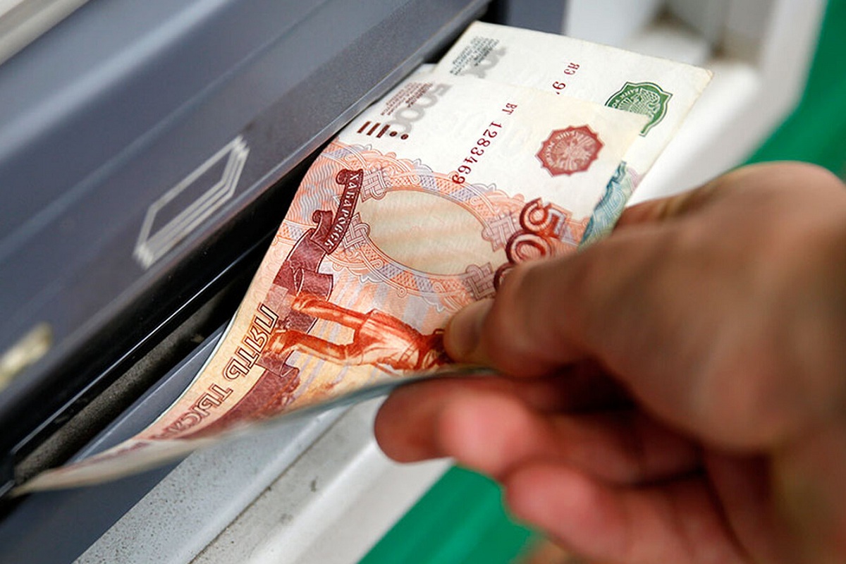 Российские банки ужесточают условия снятия наличных в банкоматах