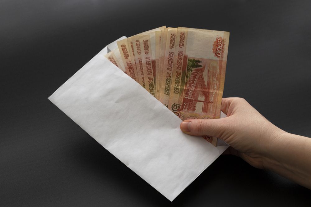 Власти думают над тем, как уменьшить количество людей, получающих зарплату в конверте