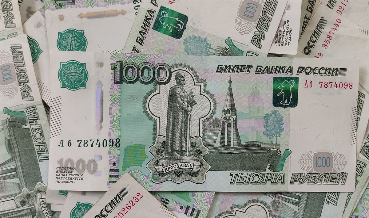 В июне 2023 года россияне забрали из банков 500 млрд рублей
