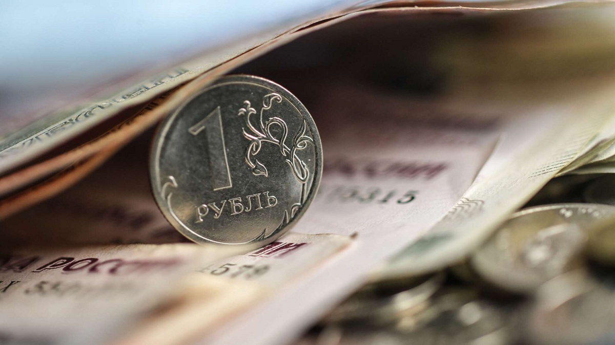 Россияне стали чаще хранить сбережения в рублях