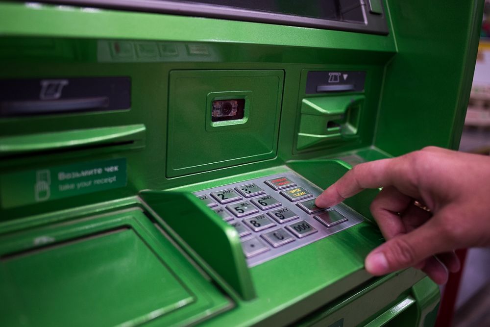 Россиянам рассказали, в каких случаях можно потерять деньги, взаимодействуя с банкоматом
