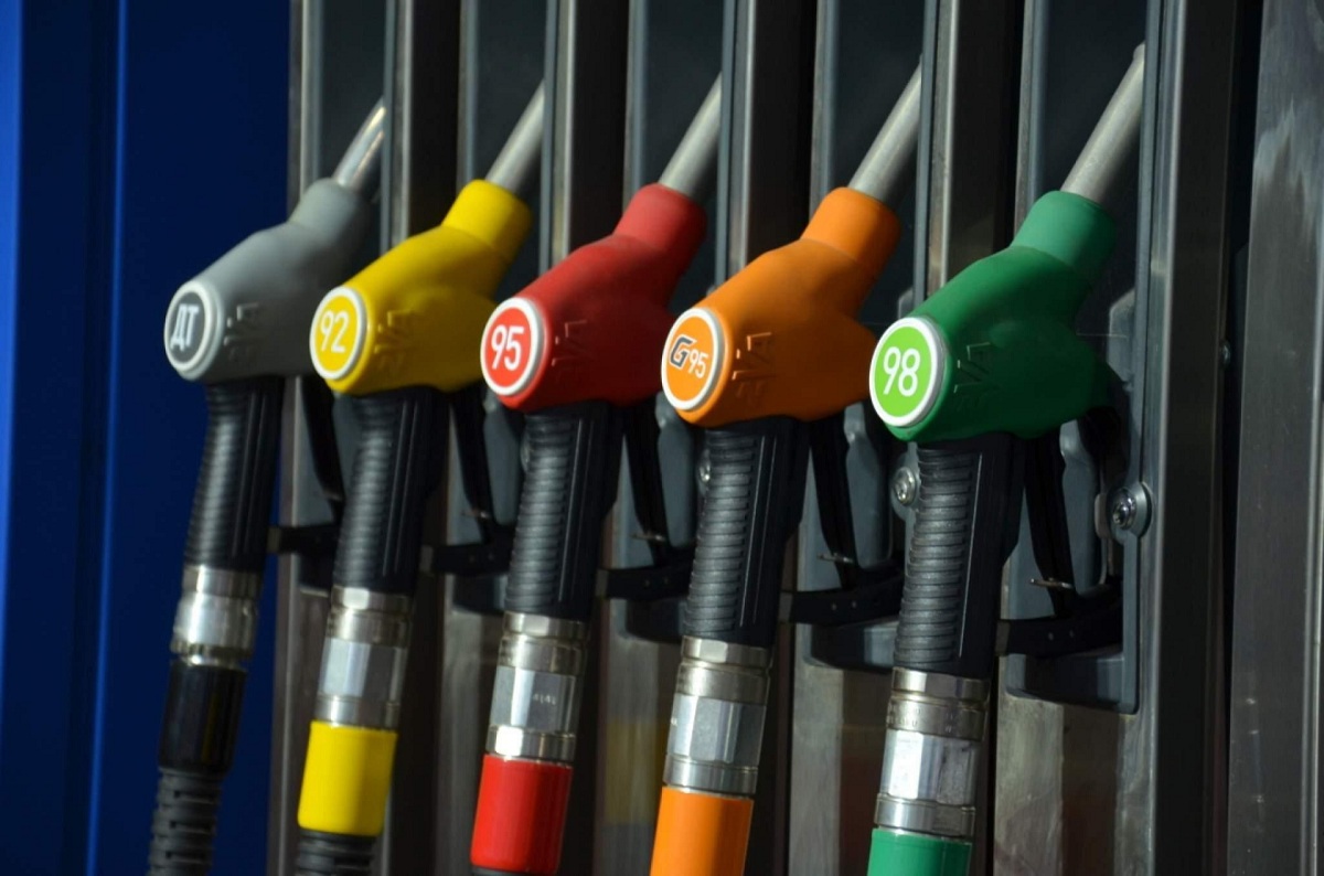 Оптовики снизили цены на бензин