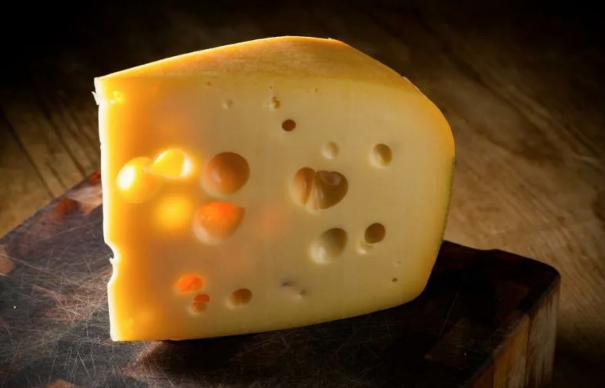 В Россию завезли тысячу тонн швейцарского сыра